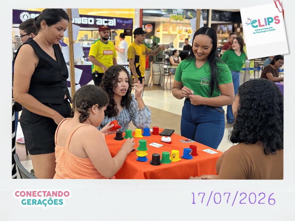 Participantes jogando cartas em mesa na praça de alimentação durante o Conectando Gerações da CLIPS